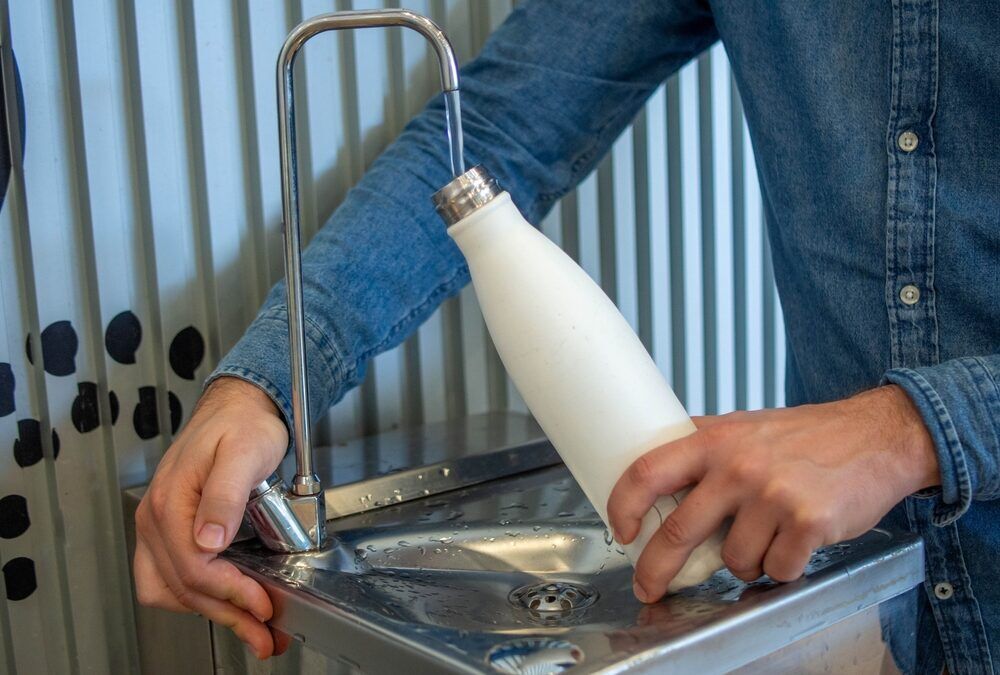 Pourquoi choisir une fontaine à eau plutôt que des bouteilles en plastique sur un chantier ? 